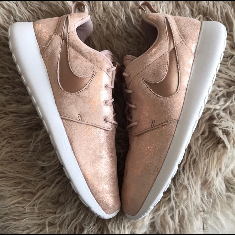NWT Nike Roshe One Rose Gold - Picture 5 of 8